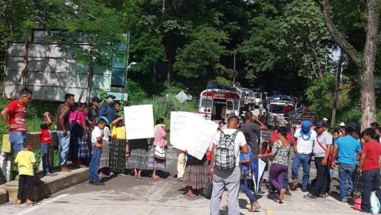Pobladores denuncian supuesta fraude en elecciones y bloquean ruta del Polochic. (Foto Prensa Libre: Eduardo Sam)