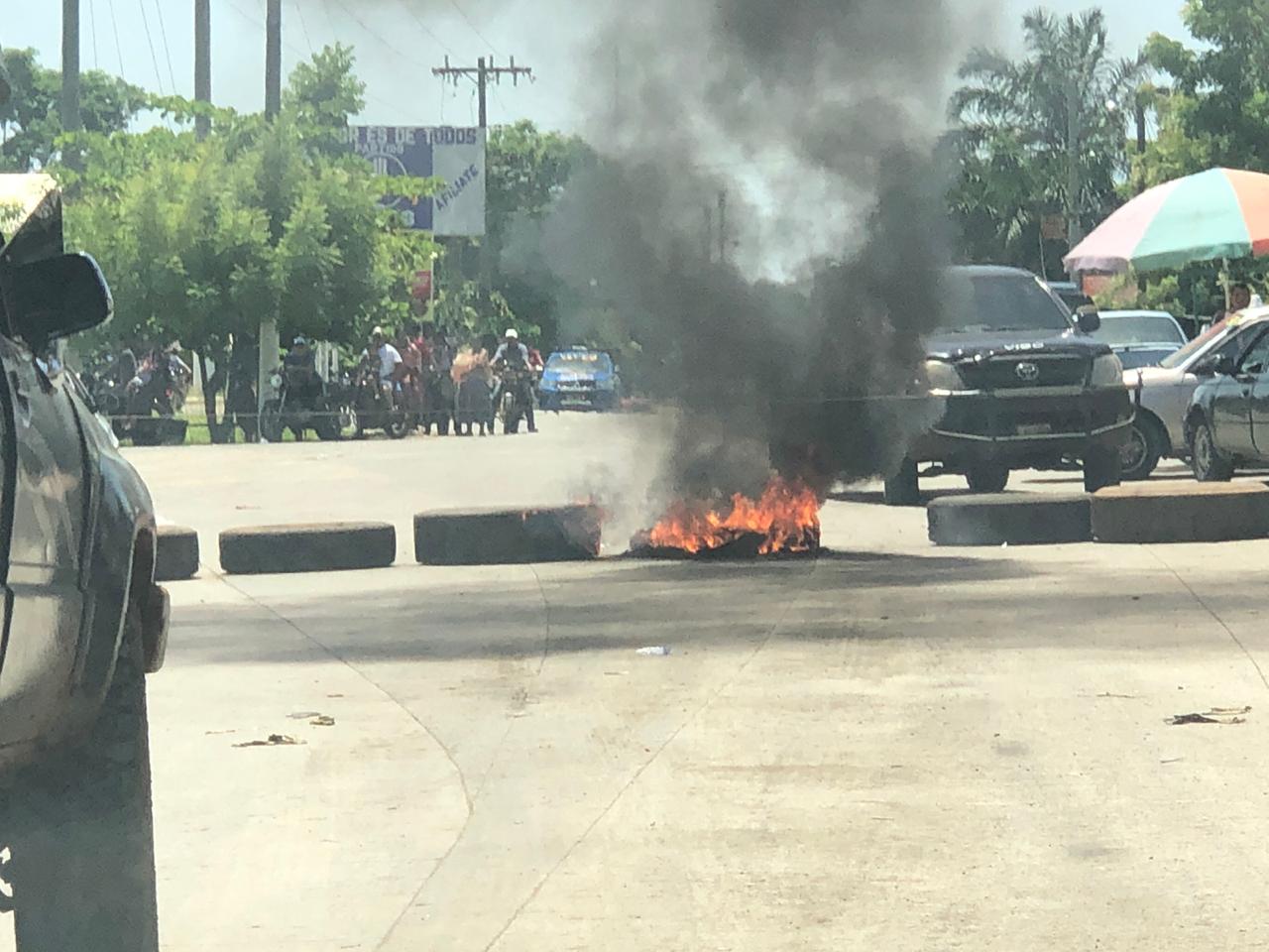 Grupo de pobladores bloquea el paso en El Estor, Izabal. (Foto Prensa Libre: Dony Stewart)
