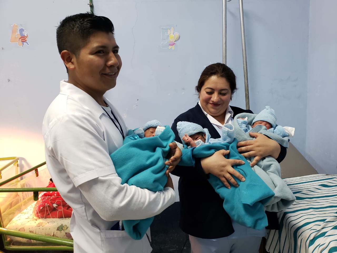 Los tres niños nacidos este miércoles en el Hospital de San Marcos. (Foto: Ministerio de Salud)