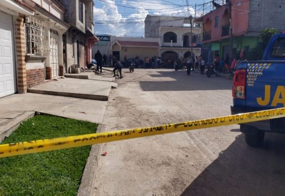 Policía acordona el área del ataque, en la cabecera de Jalapa. (Foto Prensa Libre: Cortesía)