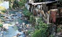 Foto 4: los ríos que cruzan Escuintla van contaminados con aguas negras y basura.