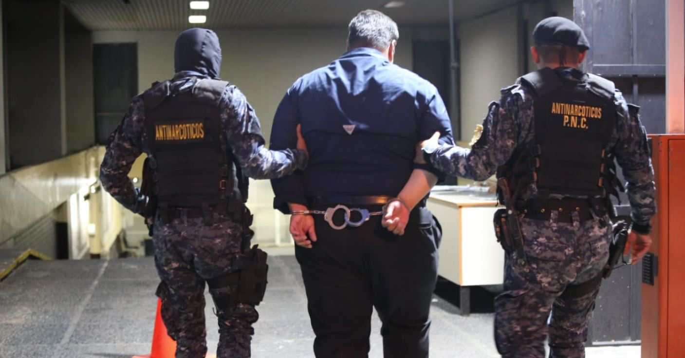 El supuesto narcotraficante fue detenido frente a un centro comercial de la zona 14. (Foto Prensa Libre: PNC)