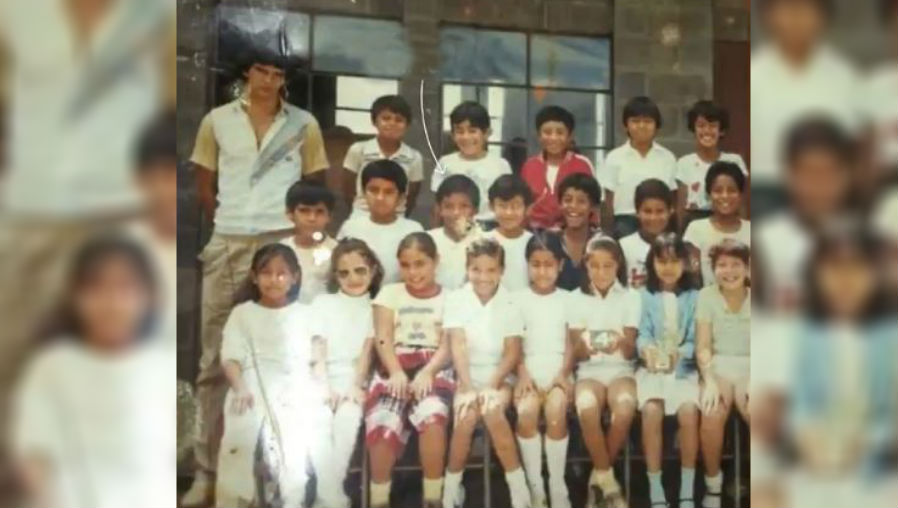 Exalumnos de Ricardo Arjona lo felicitan en el Día del Maestro. (Foto Prensa Libre: Fundación Adentro)