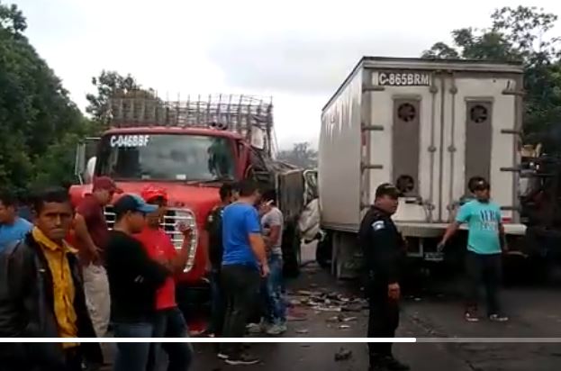 Vehículos involucrados en accidente, en carretera a El Salvador. (Captura de video: Provial)