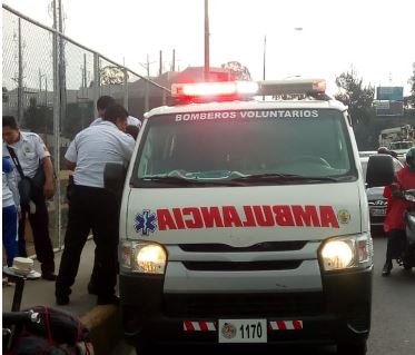 Bomberos trasladan a una de las mujeres que pretendían lanzarse este miércoles del puente El Incienso. (Foto: Amílcar Montejo)
