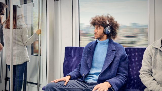 ¿Es saludable escuchar música con audífonos?