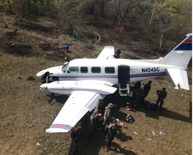 La avioneta Piper fue abandonada en la Laguna del Tigre, Petén. (Foto Prensa Libre: Ejército de Guatemala)