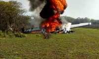 El Ejército incinera la avioneta hallada en la Laguna del Tigre. (Foto Prensa Libre: Ejército de Guatemala)