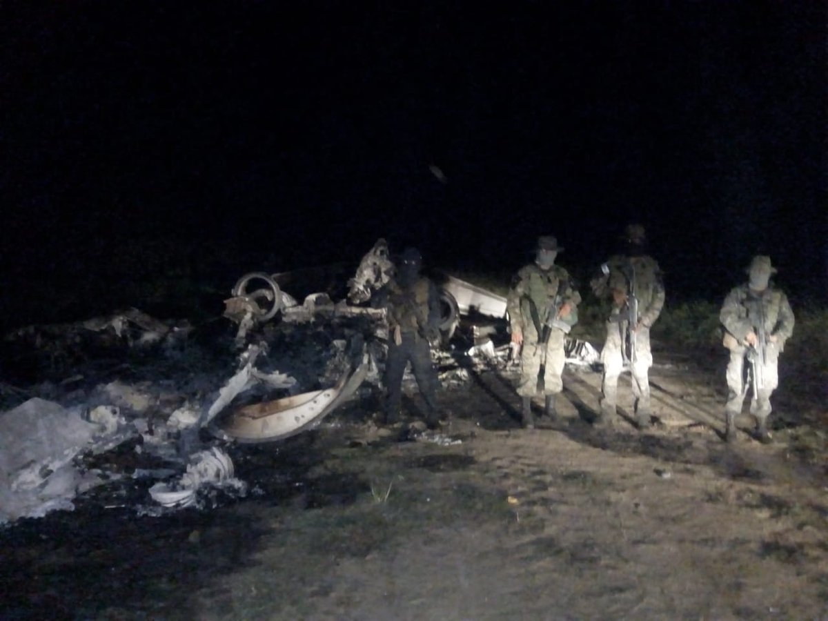 La aeronave fue incinerada, a pesar de la acción militar. (Foto Prensa Libre: cortesía)