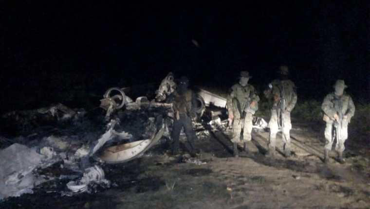 La aeronave fue incinerada, a pesar de la acción militar. (Foto Prensa Libre: cortesía)
