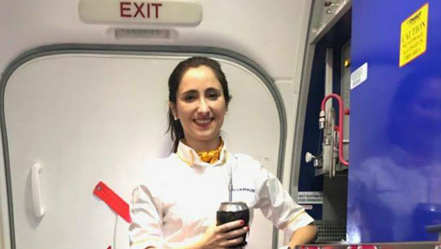Melania, de 28 años, es una azafata de Ryanair (Foto Prensa Libre: Facebook)