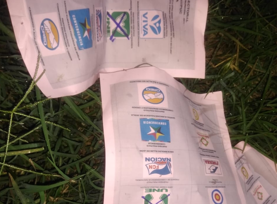 Las papeletas falsas aparecieron en un terreno baldío de San Pedro Ayampuc y se han divulgado por redes sociales. 