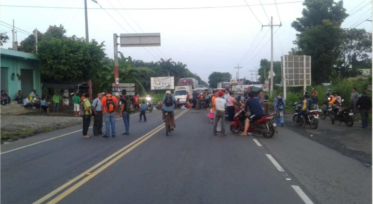 Varias personas permanecen obstaculizando el paso vehicular. (Foto Prensa Libre: Cortesía)