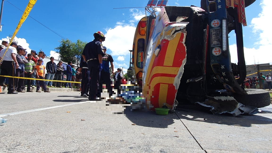 El ayudante del autobús extraurbano murió aplastado. (Foto Prensa Libre: knal 4 Quiché)