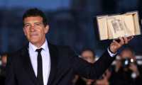 TOPSHOT - Spanish actor Antonio Banderas holds his trophy during a photocall on May 25, 2019 after he won the Best Actor Prize for his part in "Dolor Y Gloria (Pain and Glory)" at the 72nd edition of the Cannes Film Festival in Cannes, southern France. (Photo by LOIC VENANCE / AFP)