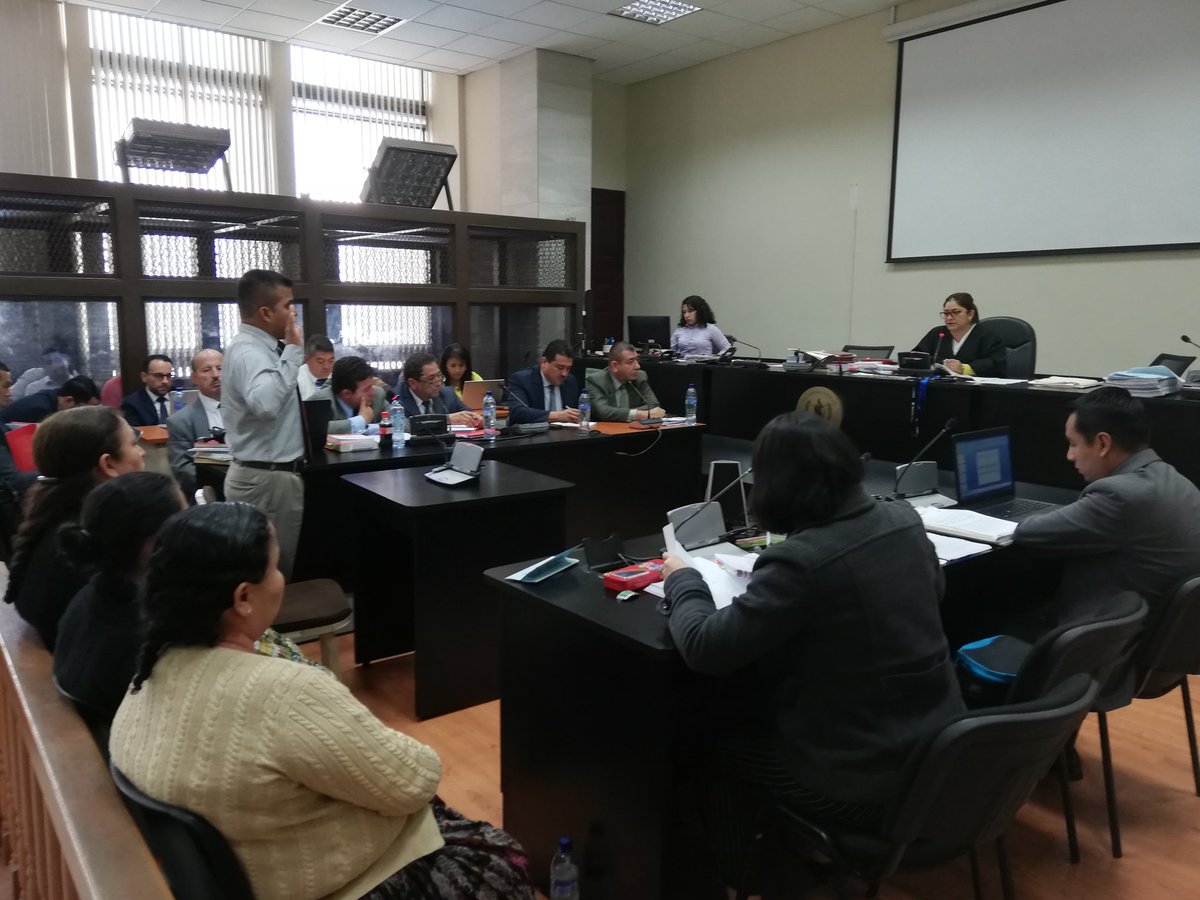 La jueza Claudette Domínguez juramenta a un intérprete en la continuación de la indagatoria a los implicados en el caso Lanquín. (Foto Prensa Libre: Kenneth Monzón)