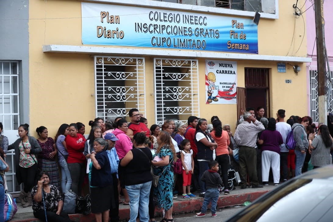 Unas 200 personas se aglomeran en el colegio Ineecc, en zona 1, para recibir bolsas de alimentos. (Foto Prensa Libre: Carlos Hernández) 