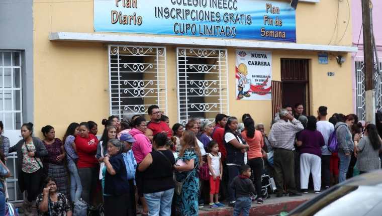 Unas 200 personas se aglomeran en el colegio Ineecc, en zona 1, para recibir bolsas de alimentos. (Foto Prensa Libre: Carlos Hernández) 
