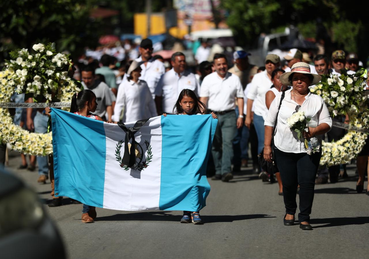 Familiares y amigos de las víctimas de la erupción del Volcán de Fuego, ocurrida el 3 de junio del 2018, participan en una caminata en las comunidades afectadas. (Foto Prensa Libre: Carlos Ovalle)