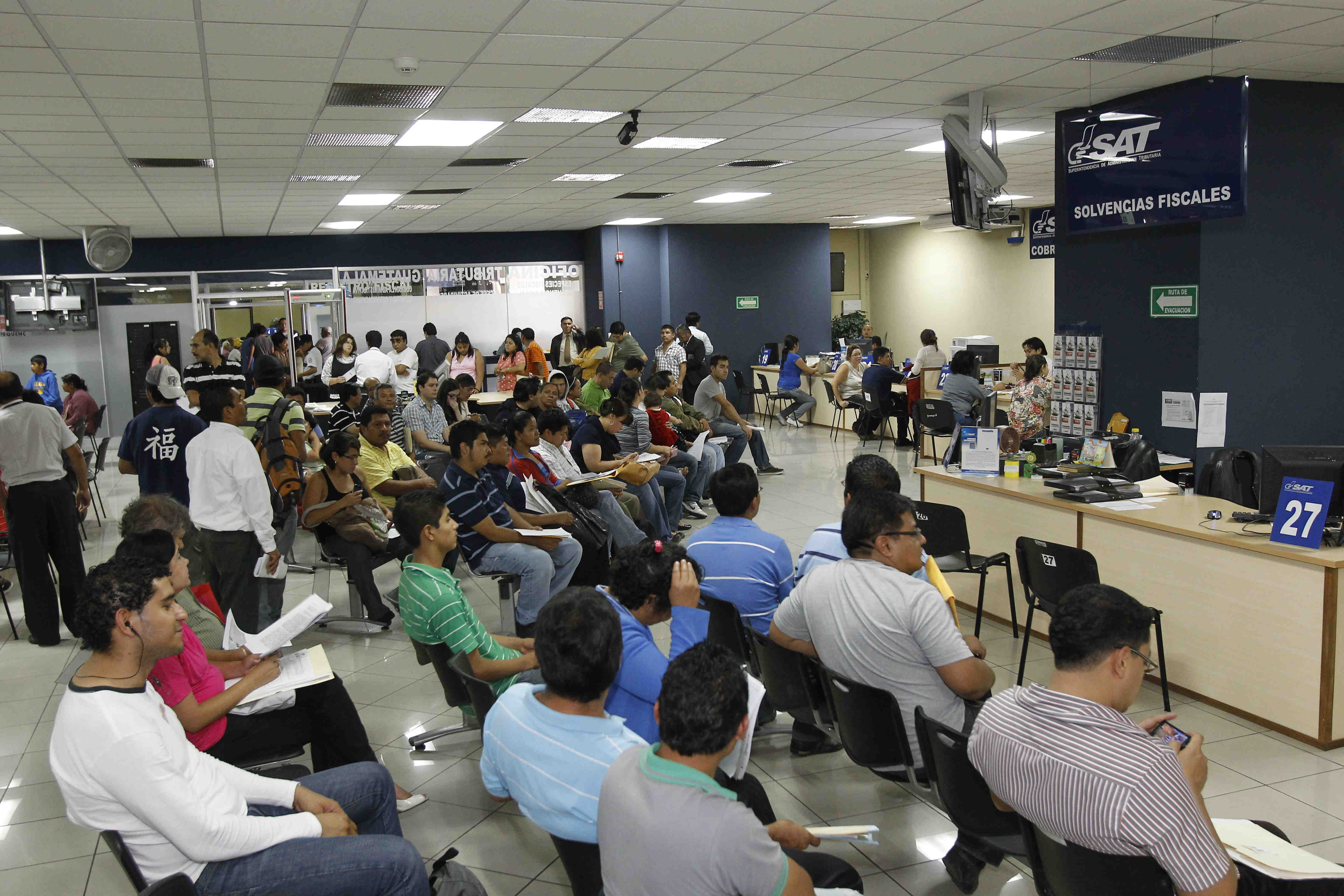 Las oficinas y agencias de la SAT no atenderán a los contribuyentes este lunes 24 de junio por el aniversario. (Foto Prensa Libre: Hemeroteca) 