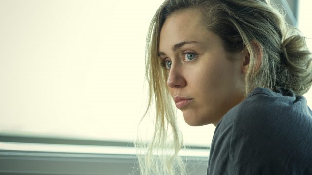 La cantante y actriz estadounidense Miley Cyrus ​​es protagonista en un capítulo de la serie "Black Mirror". (Foto Prensa Libre: Netflix)