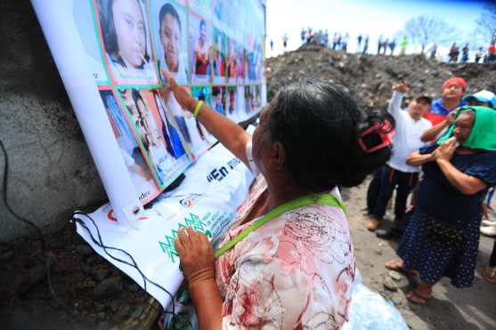 En carteles se pusieron fotografías de las víctimas.  Foto Prensa Libre: Carlos Hernández