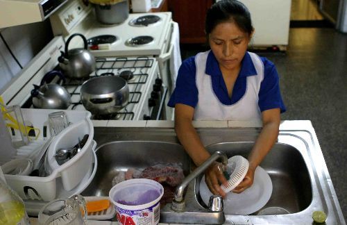 OIT denuncia que las mujeres siguen trabajando más que los hombres en la mayoría de hogares respecto del trabajo no remunerado. (Foto: Hemeroteca PL)