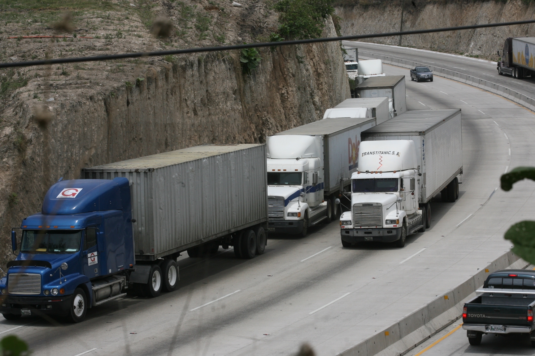 La ruta al Atlántico en la salida de la Ciudad de Guatemala es uno de los lugares donde más multas se emiten, según Emetra. (Foto Prensa Libre: Hemeroteca PL)