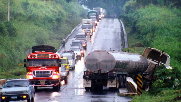 La campaña de la DGT va enfocada a evitar accidentes de buses y transporte de carga en la época de lluvia. (Foto Prensa Libre: Hemeroteca PL)
