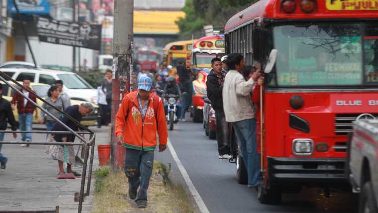 Los capitalinos aún demandan un mejor transporte público, según la encuesta. (Prensa Libre: Hemeroteca PL)