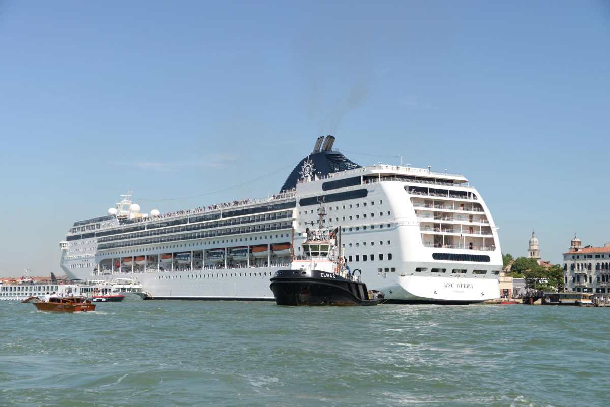 Crucero fuera de control causa alarma y deja cuatro heridos en puerto de Venecia