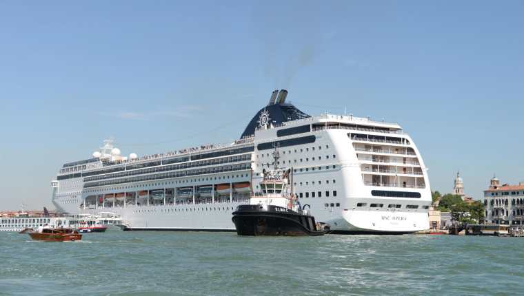 El crucero Opera se ve después de la colisión con un barco turístico, en Venecia, Italia.(Foto Prensa Libre: EFE)