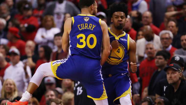 Quinn Cook y Stephen Curry (30) de los Golden State Warriors celebran la victoria contra los Toronto Raptors, en el segundo duelo de la final de la NBA (Foto Prensa Libre: AFP)
