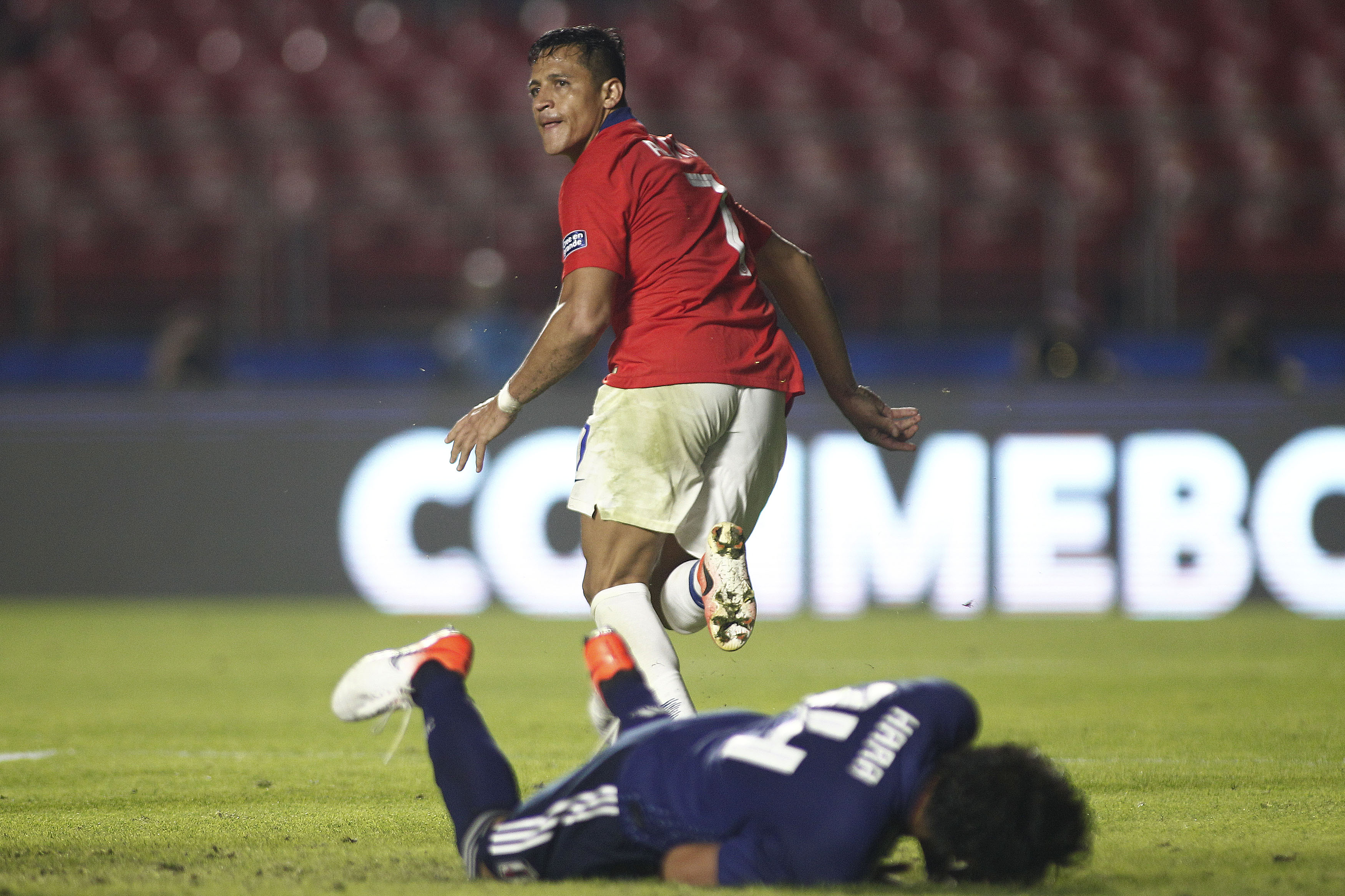 Alexis Sánchez se encargó de marcarle el tercer tanto a Japón, en el duelo que disputaron en el estadio MorumbÍ Foto Prensa Libre: AFP)