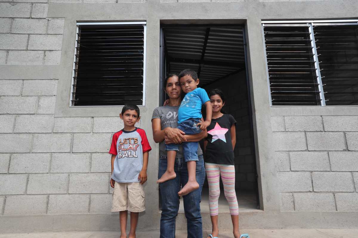 Familia de escasos recursos recibe vivienda: historia se conoció en la campaña 21 Días de dar felicidad