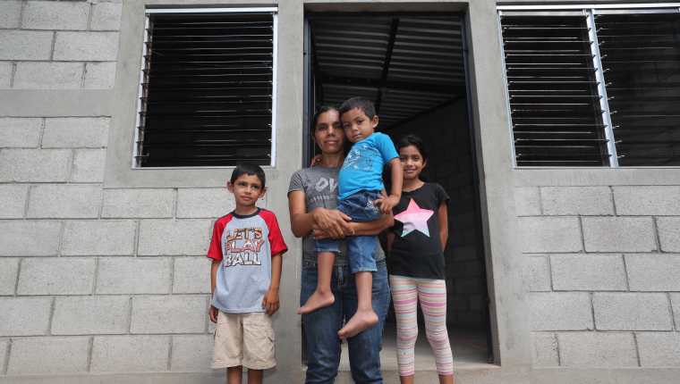 Sandra Martínez recibió la vivienda que le construyó Cementos Progreso. (Foto Prensa Libre: Erick Ávila)