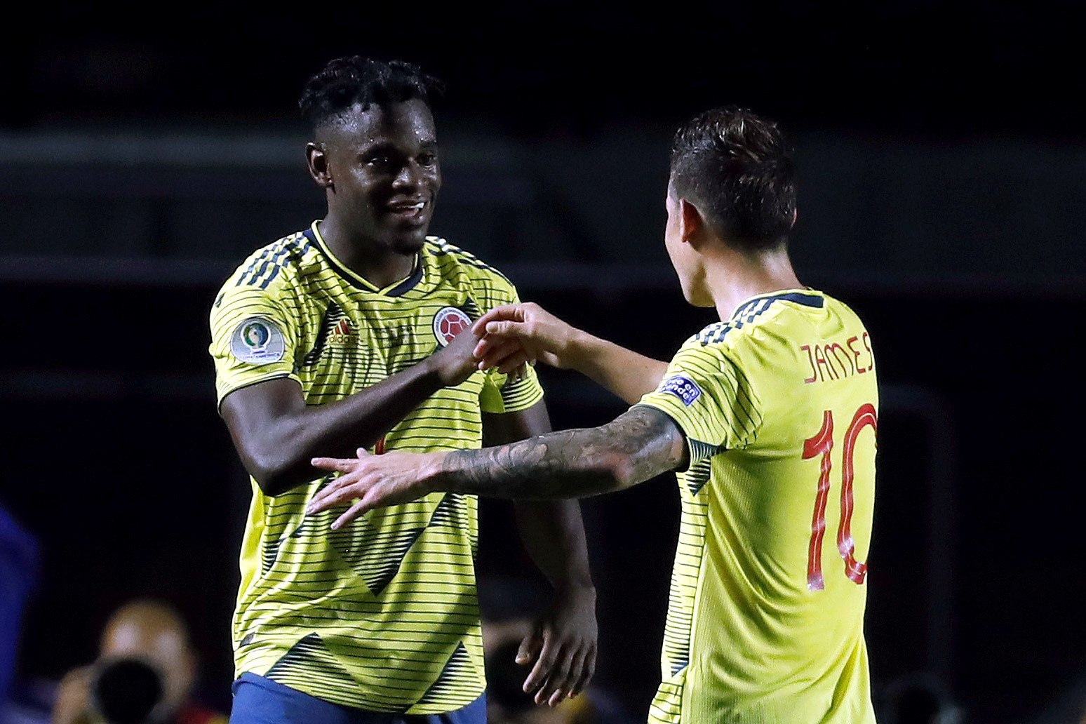 El jugador de Colombia Duvan Zapata (i) festeja con James Rodríguez, luego de haber convertido el único gol del juego contra Qatar (Foto Prensa Libre: EFE)