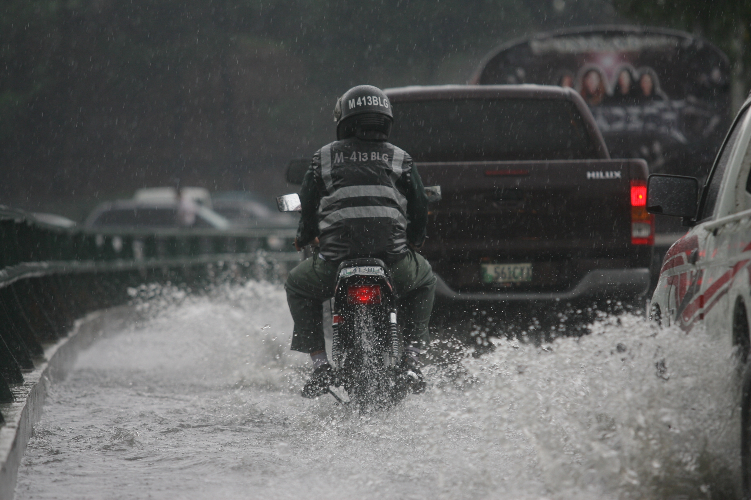 La basura que se tira en la calle o que es lanzada directamente a los drenajes provoca que estos colapsen con la lluvia, según la municipalidad.(Prensa Libre: Hemeroteca PL)