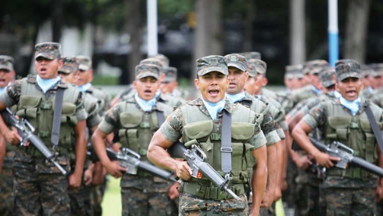 El 30 de junio próximo el Ejército de Guatemala desfilará en la capital después de 12 años. (Foto Prensa Libre: Hemeroteca PL) 