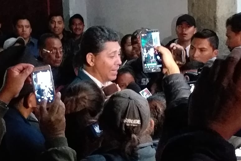 Víctor Hugo del Pozo da declaraciones a los medios al conocer la ventaja sobre los otros rivales. Foto Prensa Libre: Paola Torres. 