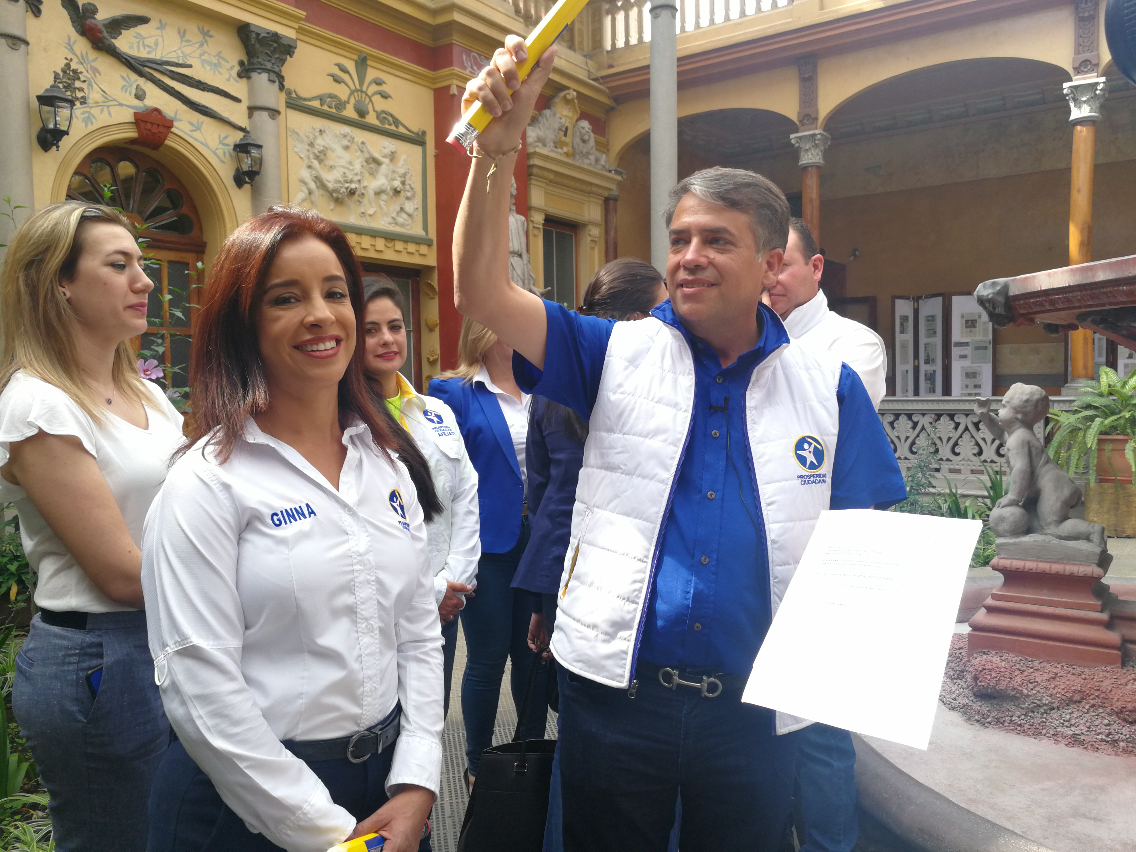 Edwin Escobar, que aspira a la presidencia con el Partido Prosperidada Ciudadana, llegó al TSE acompañado de su esposa Ginna López (izq.). (Foto Prensa Libre:  Ana Lucía Ola)