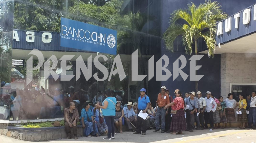 Cientos de expac hacían fila para cobrar el pago designado. (Foto Prensa Libre: Dony Stewart)