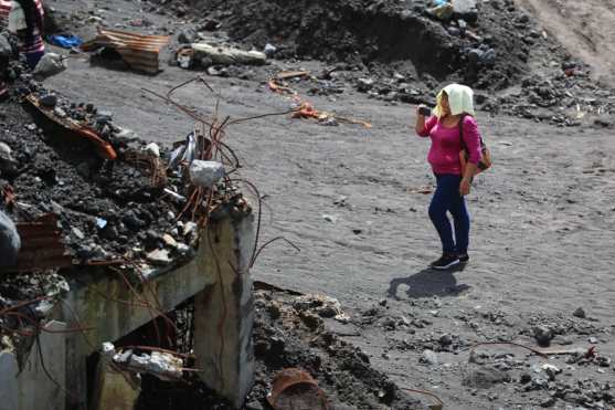 Algunos escombros aún permanecen en San Miguel Los Lotes.  Foto Prensa Libre: Carlos Hernández