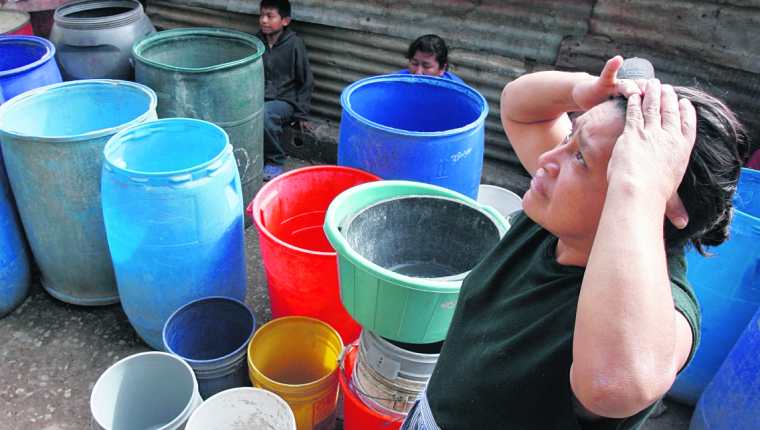 La escasez de agua es una de las principales exigencias de los capitalinos hacia quien asuma la alcaldía de la ciudad de Guatemala. (Foto Prensa Libre: Hemeroteca PL)