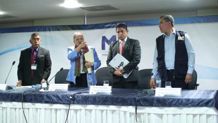 La fiscal General, María Consuelo Porras, junto con los fiscales José Curruchiche, Stuardo Campo y Nilson Castillo. (Foto Prensa Libre: Érick Ávila)