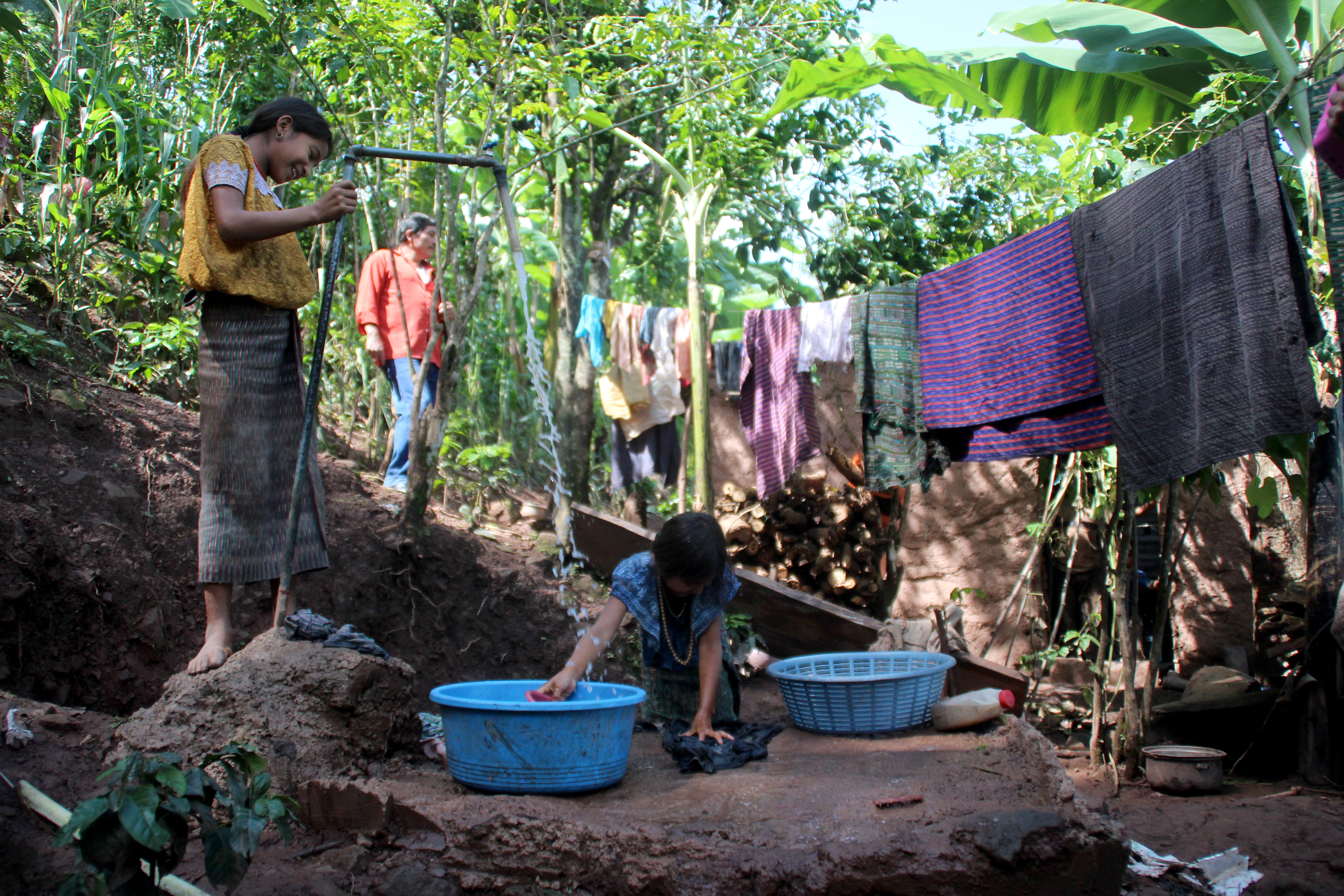 Los casos de dengue se han incrementado en municipios de Jacaltenango, Huehuetenango. Los recipientes donde se acumula agua para el consumo se convierten en criaderos del mosquito que transmite la enfermedad.  (Foto Prensa Libre: Mike Castillo)