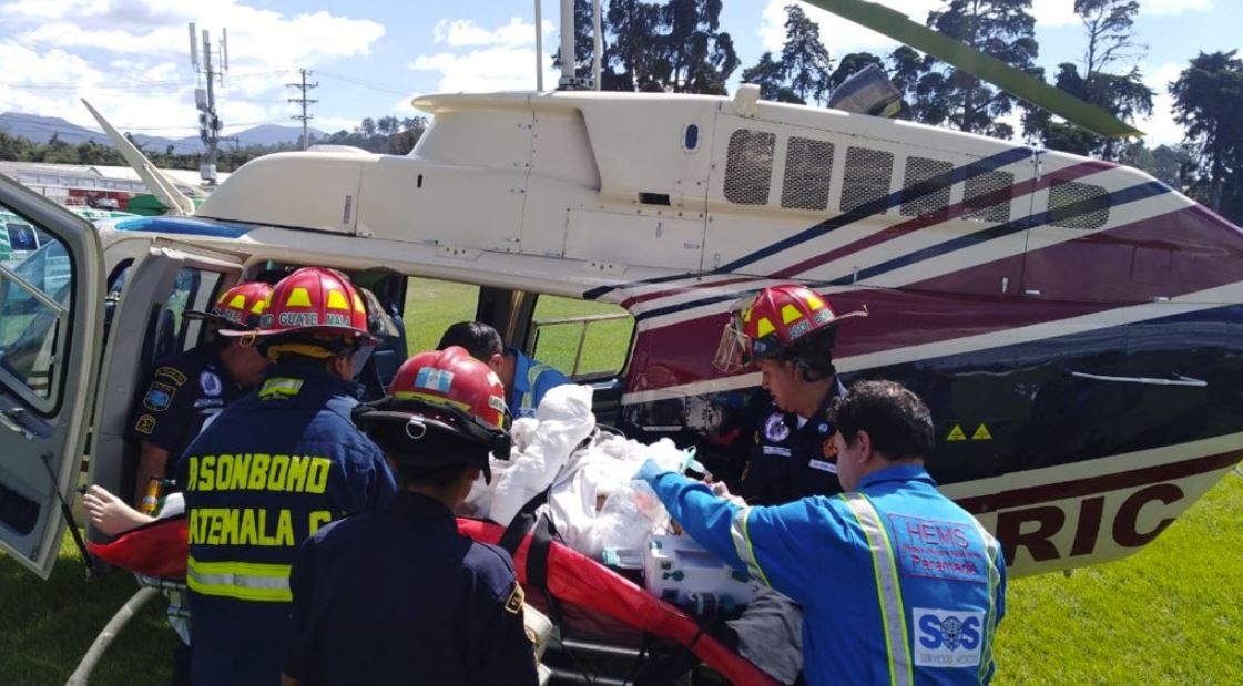 Las víctimas fueron trasladadas en helicóptero a un centro asistencial. (Foto Prensa Libre: @FrancisArguetaA)