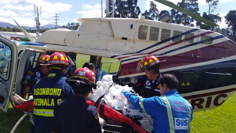 Las víctimas fueron trasladadas en helicóptero a un centro asistencial. (Foto Prensa Libre: @FrancisArguetaA)