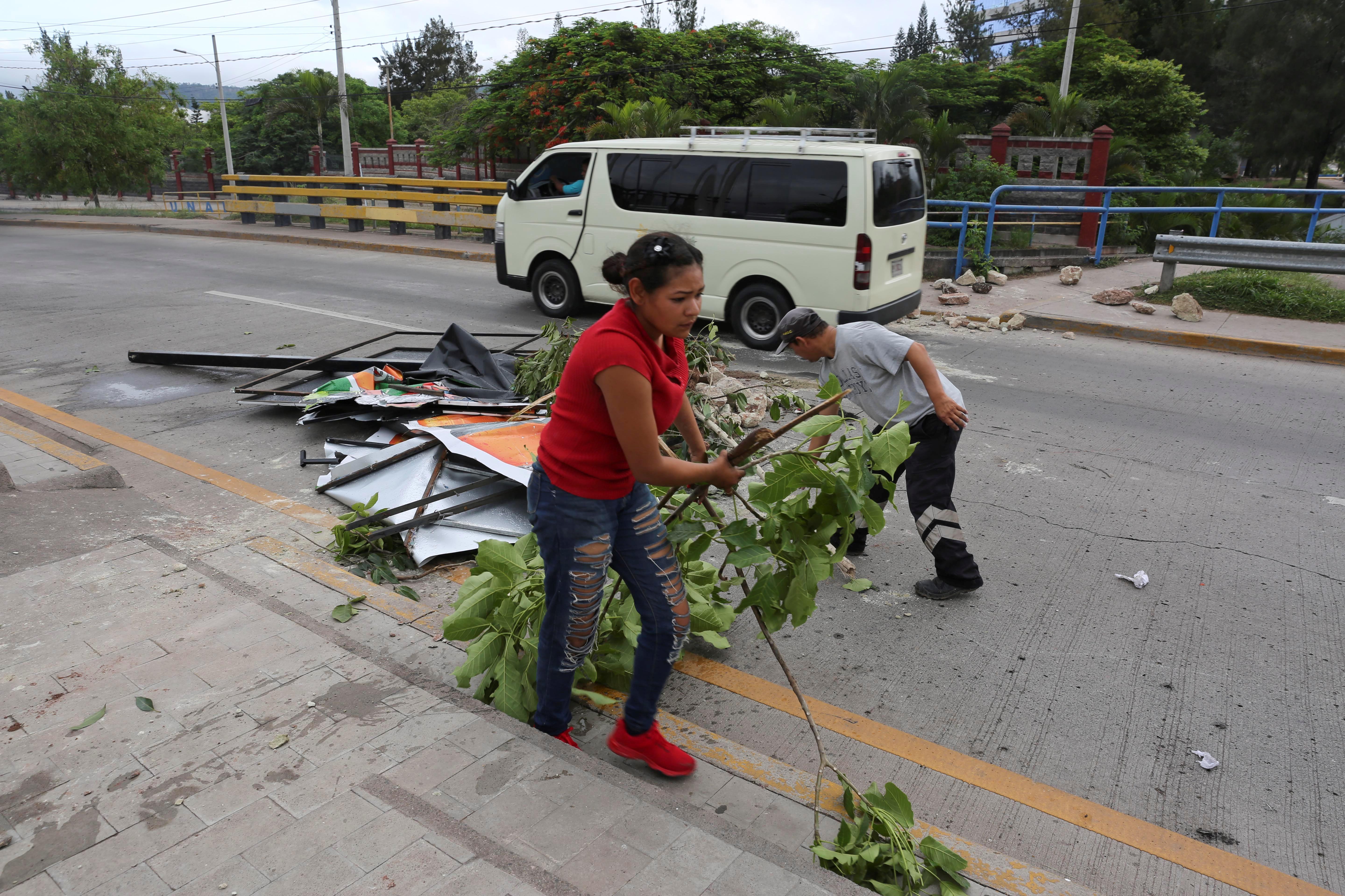 Empleados municipales recogen escombros luego de las protestas  en Tegucigalpa, Honduras. (Foto Prensa Libre: EFE)