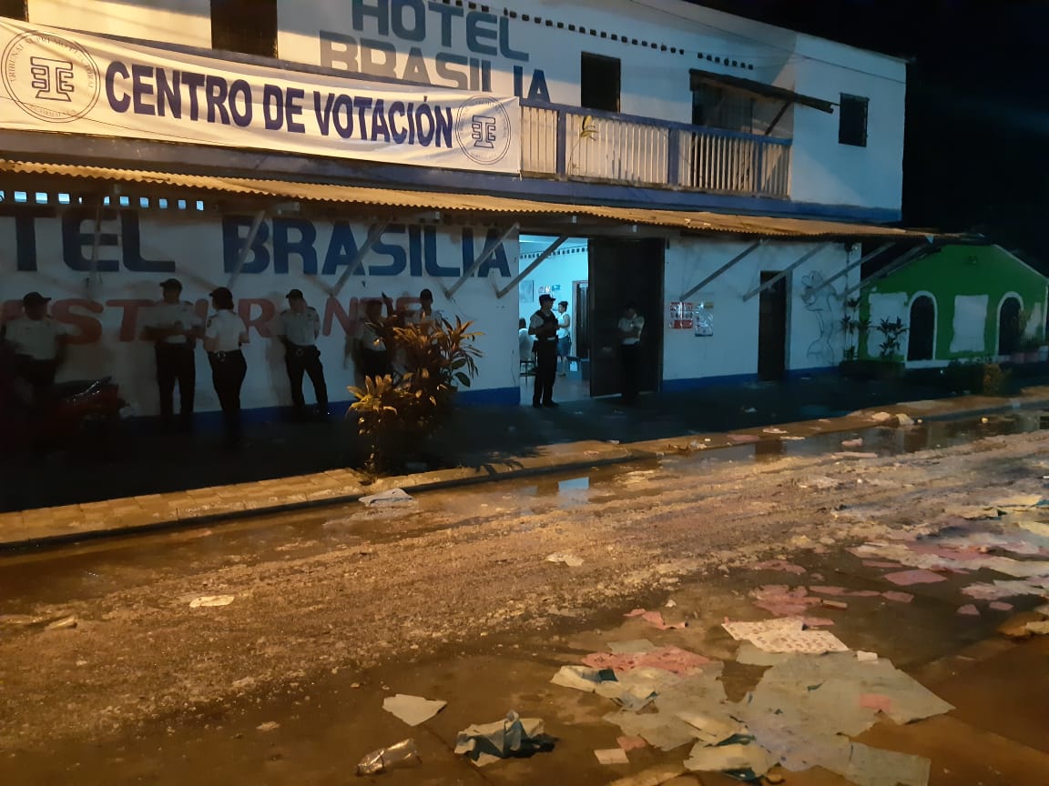 Papeletas tiradas en el suelo en un centro de votación en Iztapa, Escuintla. (Foto Prensa Libre: Carlos Paredes)